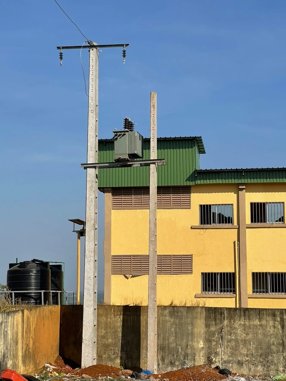 Poste sur poteau près des réservoirs d’eau