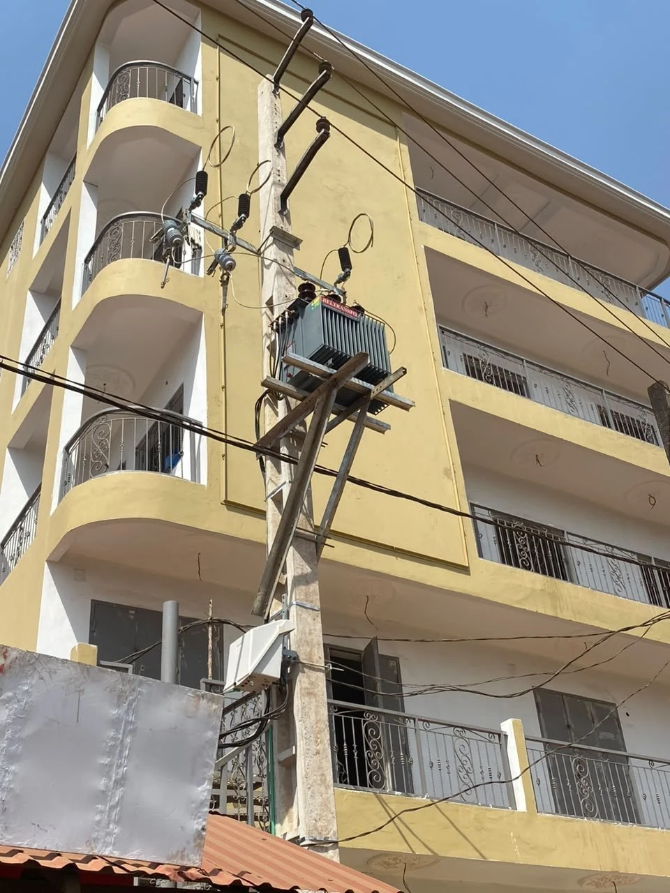 Poste de transformation sur poteau — immeuble résidentiel