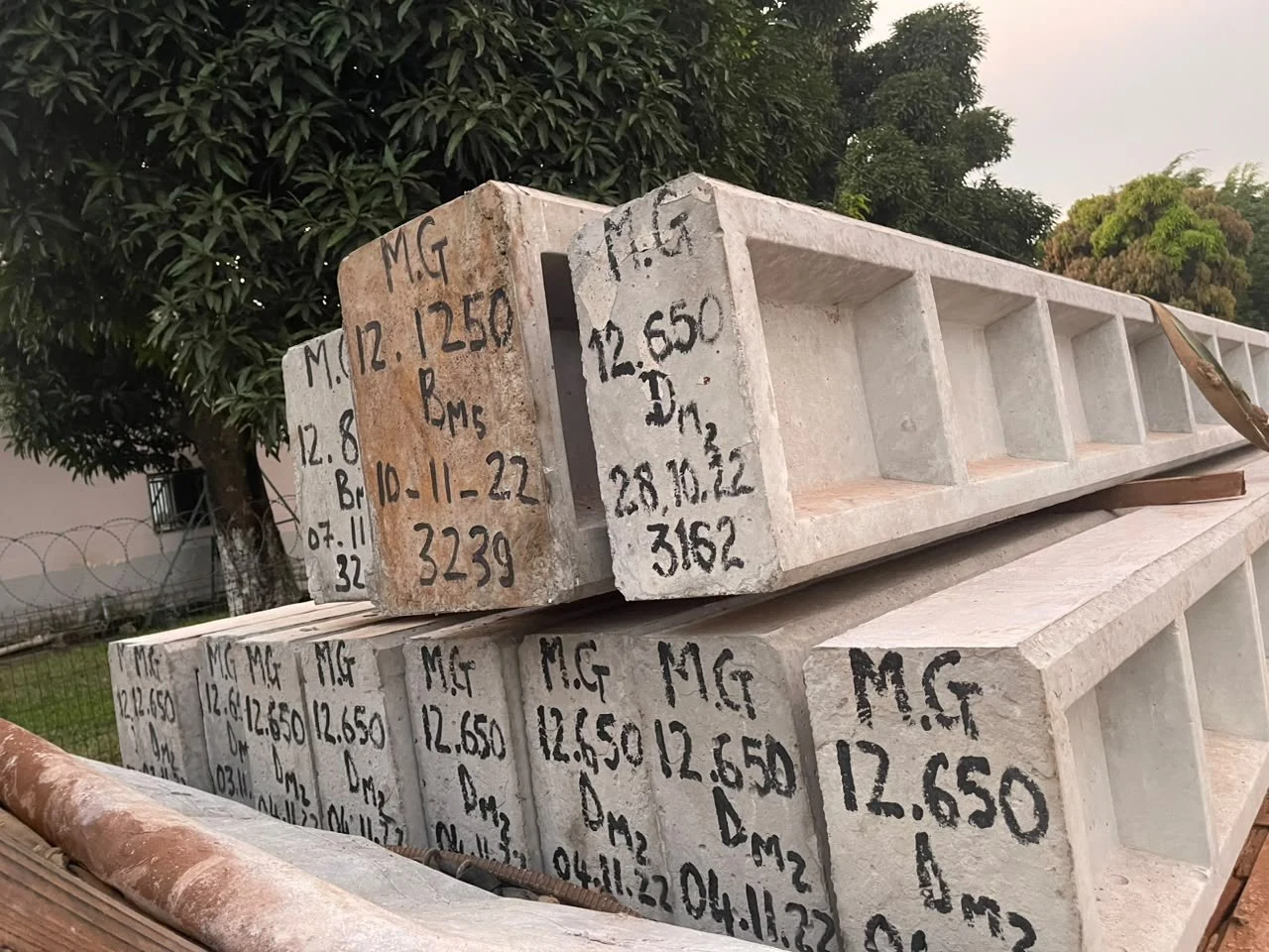 Poutres béton préfabriquées — génie civil