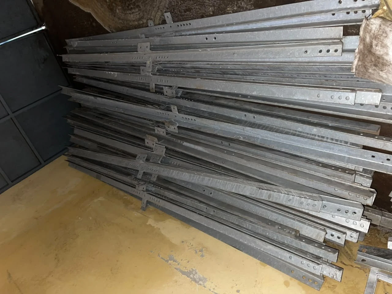 Profilés galvanisés pour supports de lignes