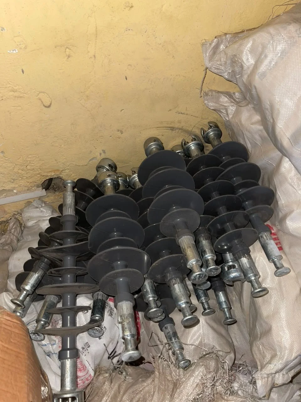 Isolateurs composites — stock chantier