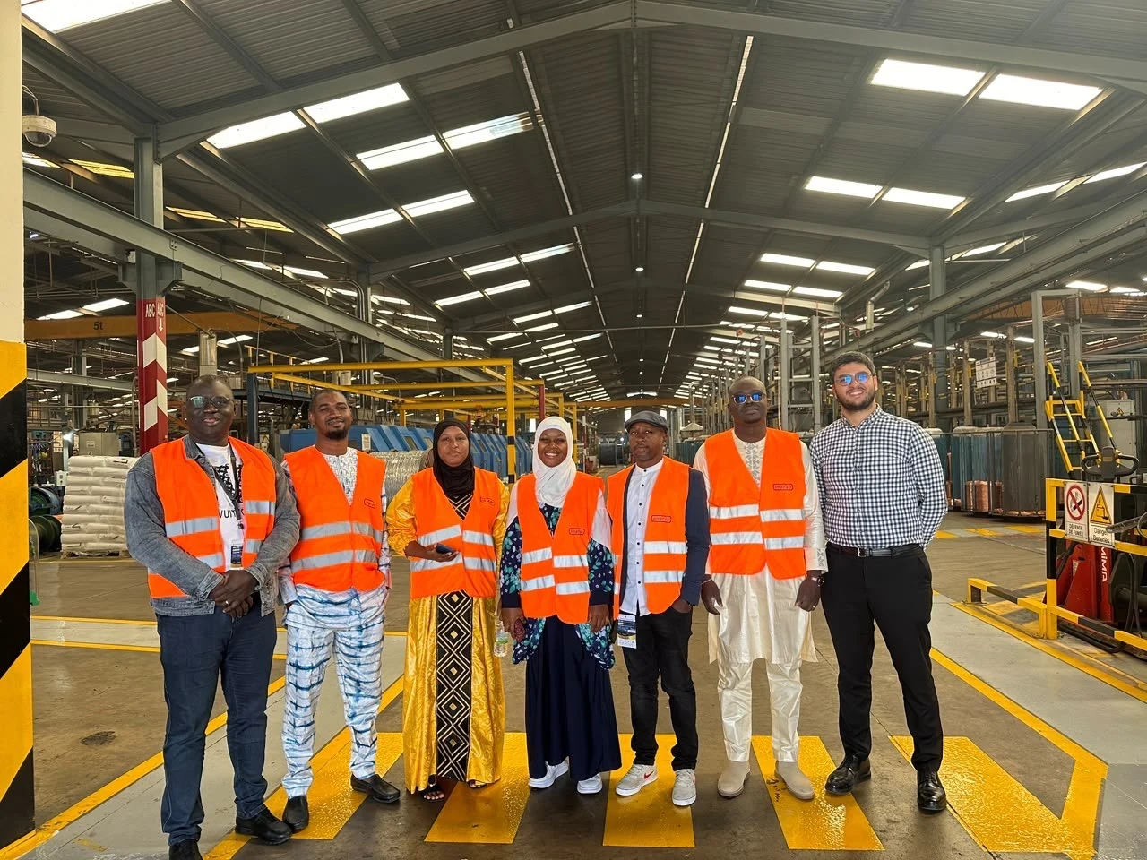 Visite d’une usine partenaire — groupe en visite de site